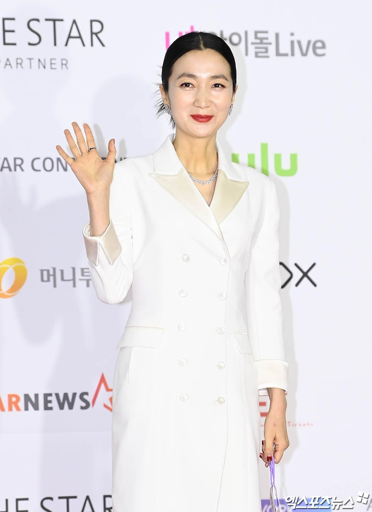 Nữ diễn viên &quot;Squid Game&quot; Kim Joo Ryoung diện váy trắng thanh lịch, khác hẳn hình ảnh nhếch nhác trong &quot;bom tấn&quot; Netflix.