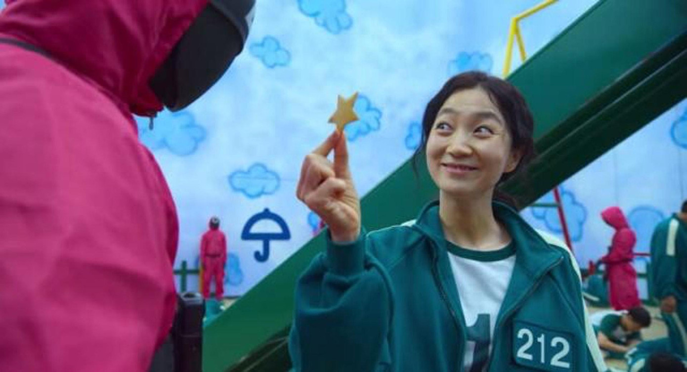 Vai Han Mi Nyeo trong &quot;Trò chơi con mực&quot; giúp Kim Joo Ryung nổi tiếng sau 20 năm lăn lộn trong nghề.