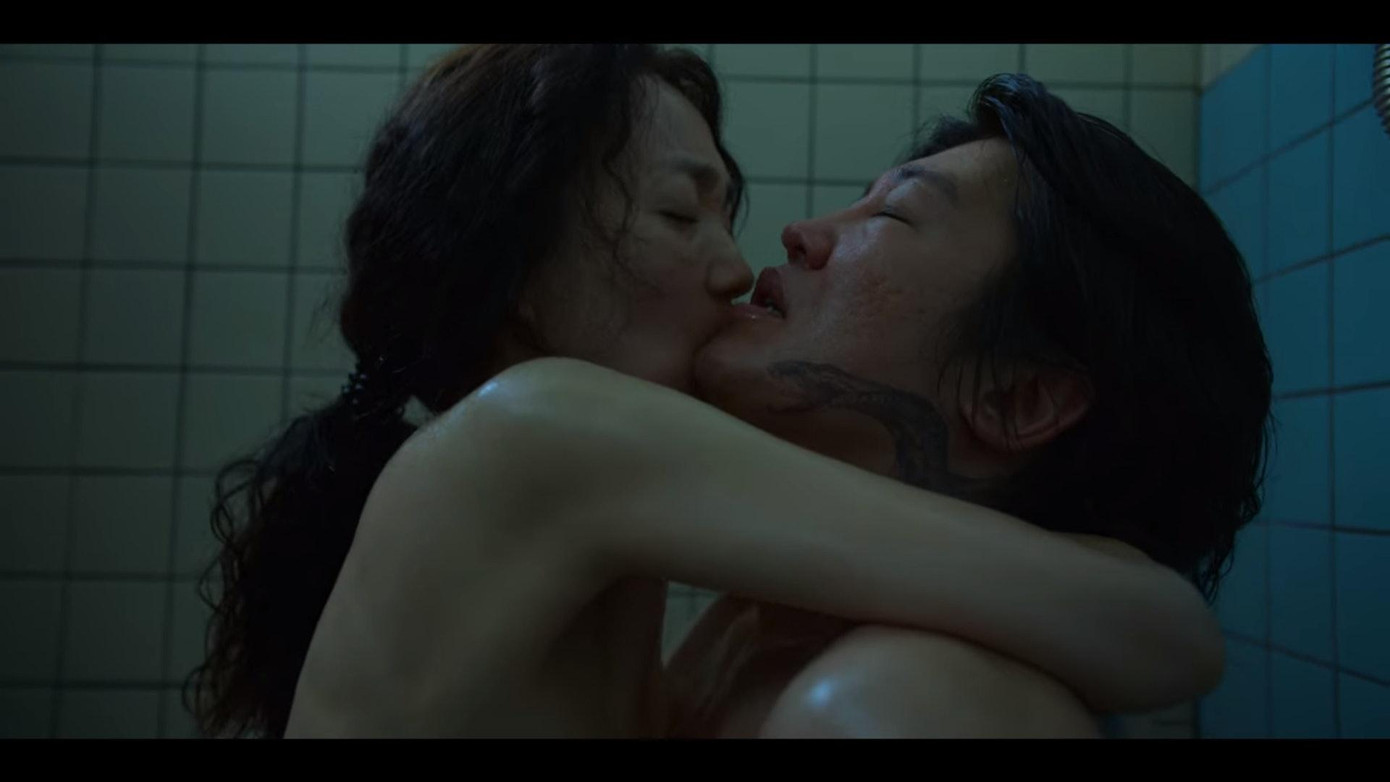 Chồng của Kim Joo Ryung khó chịu khi xem cảnh nóng của vợ.