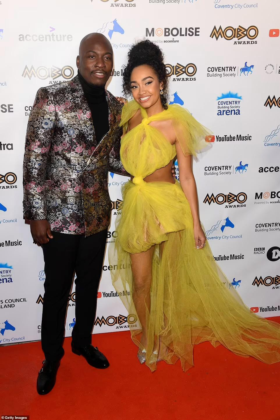 Khi dự thảm đỏ, nữ ca sĩ 30 tuổi mặc váy vàng vải tuyn thiết kế lạ mắt. Trong ảnh, cô sánh đôi cùng nam diễn viên hài Eddie Kadi.