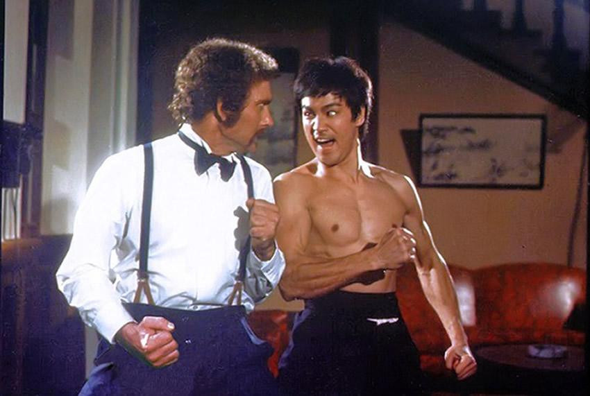 Bạn diễn trong "Tinh Võ Môn" cung cấp ma túy cho Lý Tiểu Long. Bạn diễn trong "Tinh Võ Môn" cung cấp ma túy cho Lý Tiểu Long.