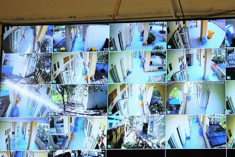 Trạm Y tế lưu động có chức năng điều trị, quản lý theo dõi người mắc COVID-19 không có triệu chứng và triệu chứng nhẹ. Đảm bảo phương châm “4 tại chỗ”, giảm quá tải cho bệnh viện tuyến trên. Trong ảnh: Trạm y tế được bố trí trạm gác đảm bảo an ninh, hệ thống giám sát qua camera 24/7 do lực lượng công an phụ trách. Trạm Y tế lưu động có chức năng điều trị, quản lý theo dõi người mắc COVID-19 không có triệu chứng và triệu chứng nhẹ. Đảm bảo phương châm “4 tại chỗ”, giảm quá tải cho bệnh viện tuyến trên. Trong ảnh: Trạm y tế được bố trí trạm gác đảm bảo an ninh, hệ thống giám sát qua camera 24/7 do lực lượng công an phụ trách.