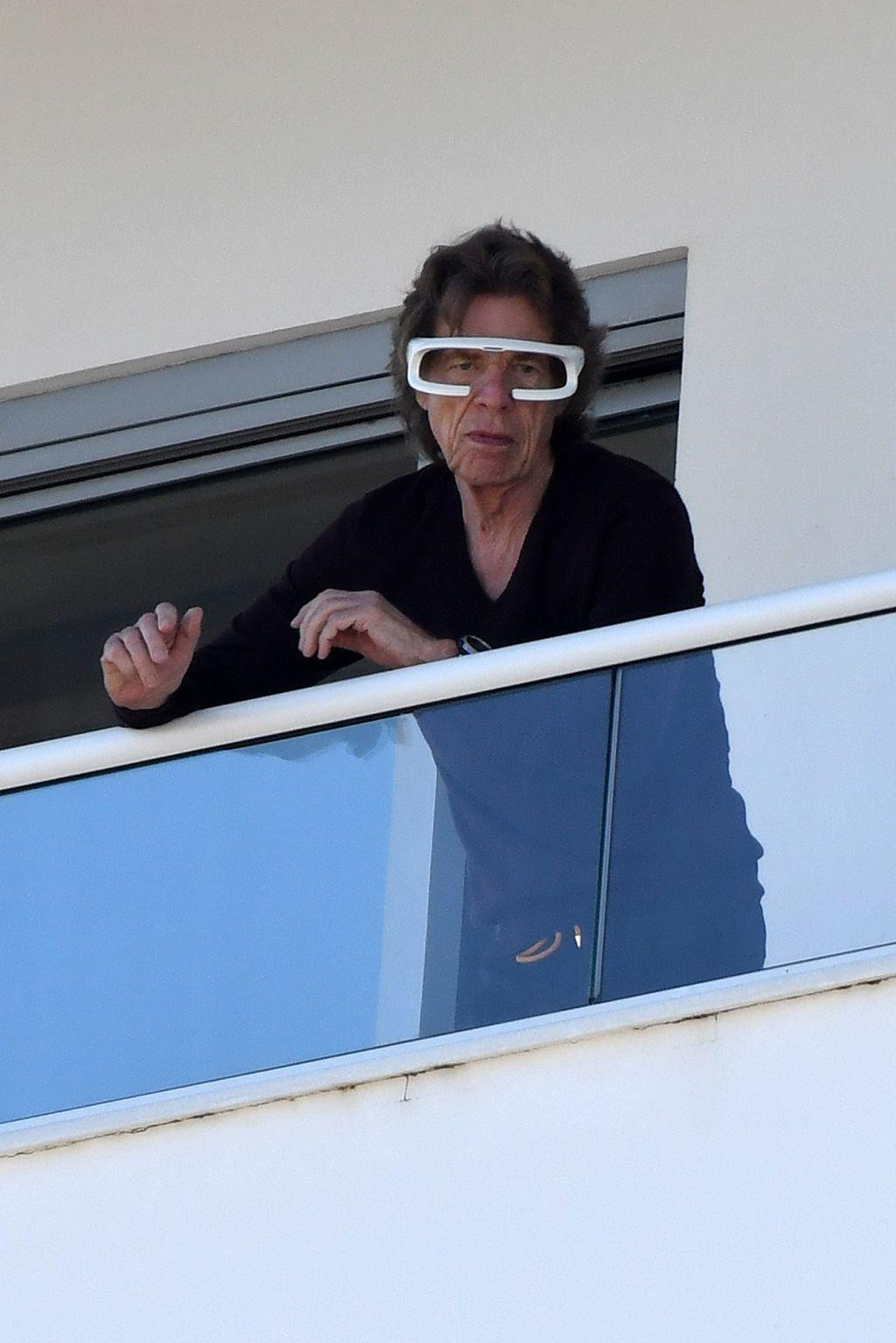 Giọng ca chính của ban nhạc rock Rolling Stones Mick Jagger đeo kính trị liệu do chứng rối loạn cảm xúc theo mùa. Giọng ca chính của ban nhạc rock Rolling Stones Mick Jagger đeo kính trị liệu do chứng rối loạn cảm xúc theo mùa.