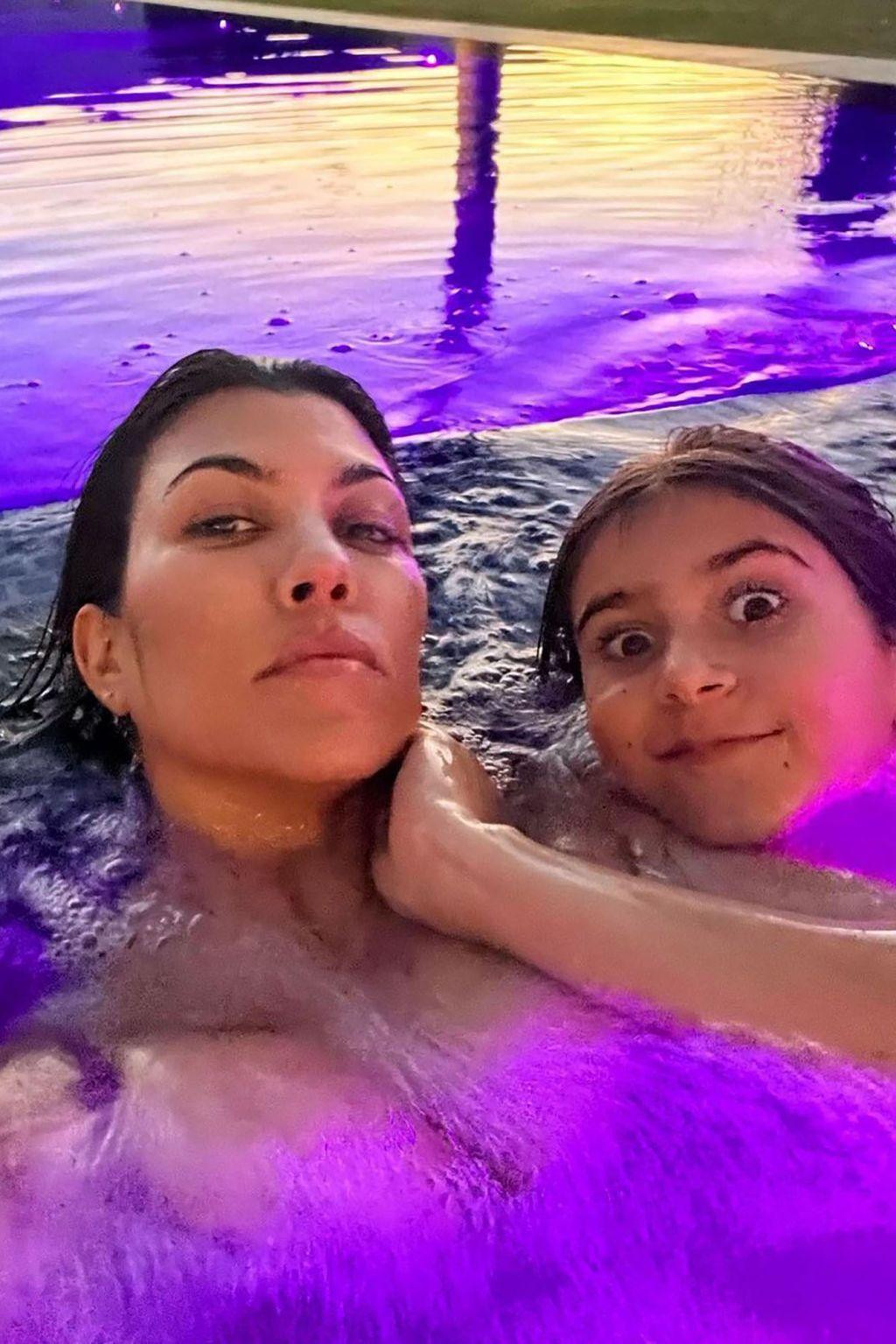 Kourtney Kardashian và con gái Penelope ngâm mình thư giãn trong bể nước. Kourtney Kardashian và con gái Penelope ngâm mình thư giãn trong bể nước.