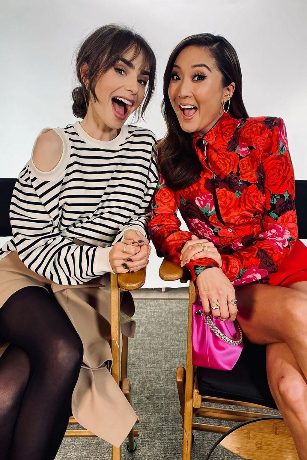 Lily Collins (trái) và bạn diễn Ashley Park ra mắt phần mới của bộ phim Netflix ăn khách "Emily In Paris". Lily Collins (trái) và bạn diễn Ashley Park ra mắt phần mới của bộ phim Netflix ăn khách "Emily In Paris".