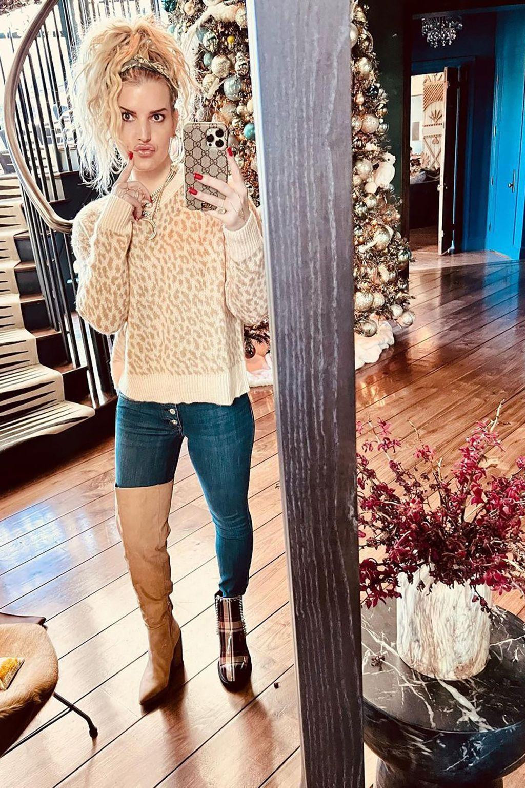 Ca sĩ Jessica Simpson đau đầu vì không biết chọn đôi giày nào. Ca sĩ Jessica Simpson đau đầu vì không biết chọn đôi giày nào.