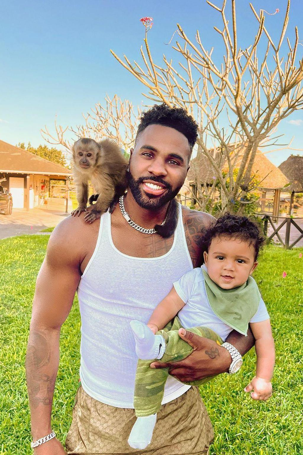 Nhạc sĩ Jason Derulo mang về cho con trai Jason King một chú khỉ đáng yêu. Nhạc sĩ Jason Derulo mang về cho con trai Jason King một chú khỉ đáng yêu.