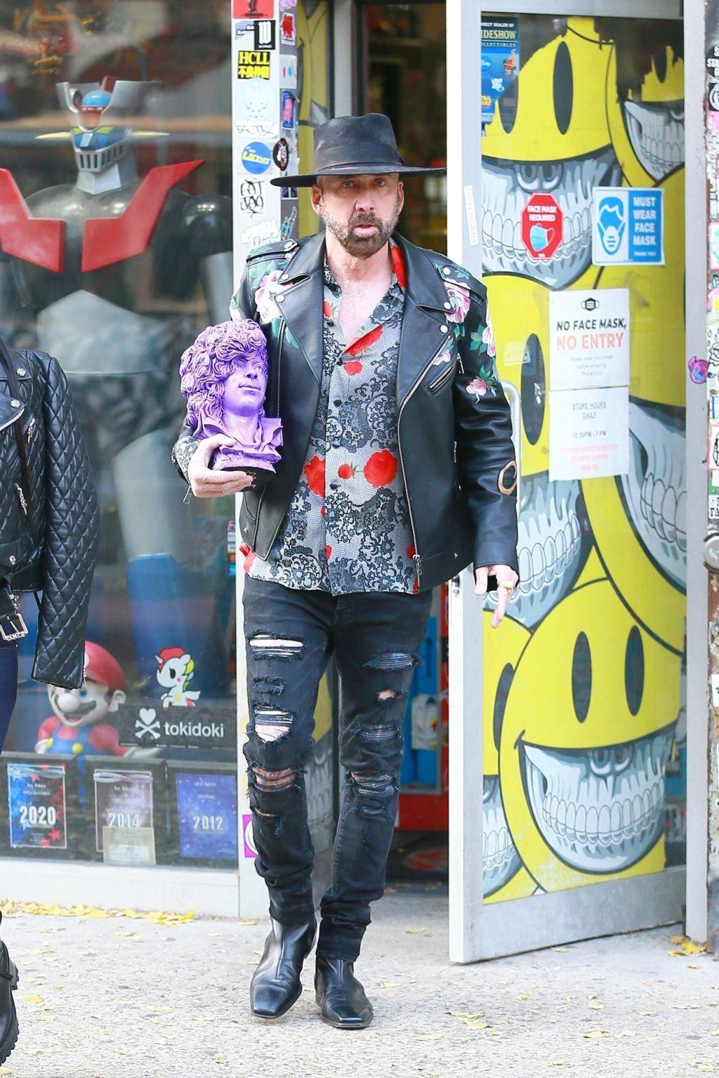 Tài tử Nicolas Cage ôm đầu tượng đi dạo quanh khu phố sầm uất Soho (West End, London, Anh) trong bộ trang phục bụi bặm và màu mè. Tài tử Nicolas Cage ôm đầu tượng đi dạo quanh khu phố sầm uất Soho (West End, London, Anh) trong bộ trang phục bụi bặm và màu mè.