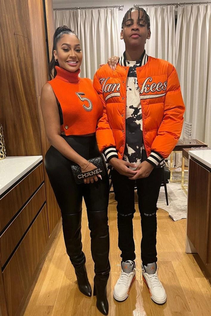 Kiyan, con trai 14 tuổi của ngôi sao truyền hình Mỹ La La Anthony, cao hơn mẹ rất nhiều ngay cả lúc cô đi giày cao gót. Được biết, người đẹp cao 1m68. Kiyan, con trai 14 tuổi của ngôi sao truyền hình Mỹ La La Anthony, cao hơn mẹ rất nhiều ngay cả lúc cô đi giày cao gót. Được biết, người đẹp cao 1m68.