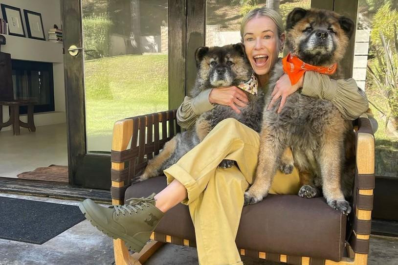 Nữ diễn viên hài Chelsea Handler cũng tận hưởng thời gian riêng tư với hai chó cưng giống chow chow. Nữ diễn viên hài Chelsea Handler cũng tận hưởng thời gian riêng tư với hai chó cưng giống chow chow.