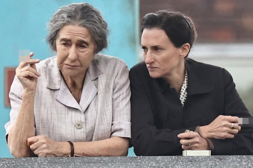 Minh tinh Helen Mirren (trái) trông khó nhận ra trong tạo hình mới cho phim "Golda" bên bạn diễn Camille Cottin. Minh tinh Helen Mirren (trái) trông khó nhận ra trong tạo hình mới cho phim "Golda" bên bạn diễn Camille Cottin.