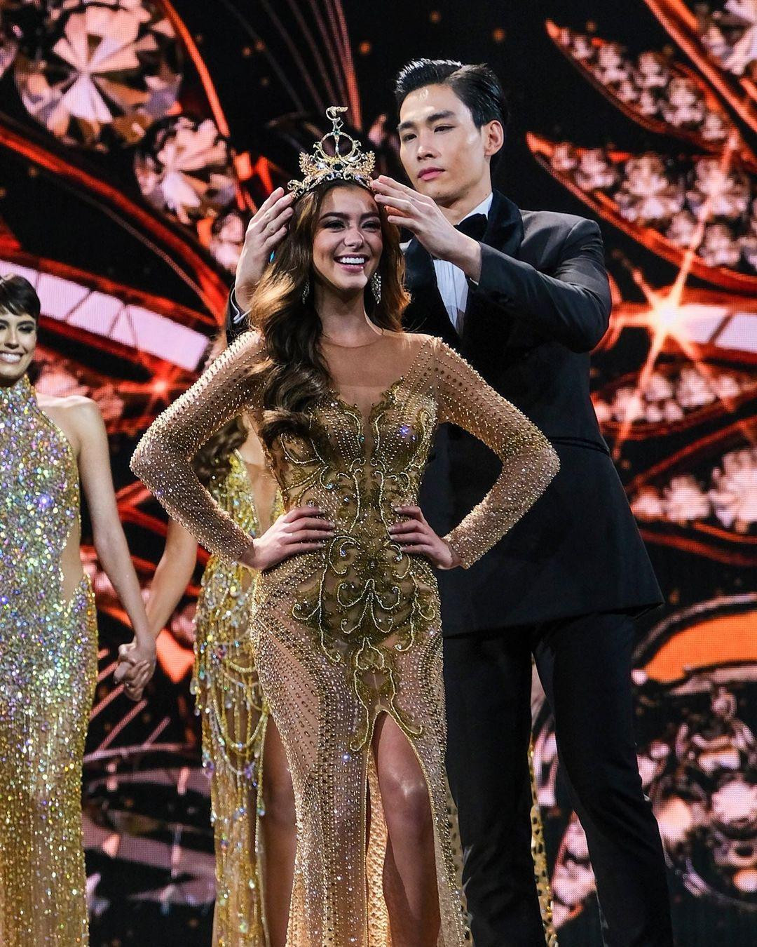 Á hậu 4 Jeané Van Dam chấp nhận lời giải thích từ phía ban tổ chức. Á hậu 4 Jeané Van Dam chấp nhận lời giải thích từ phía ban tổ chức.