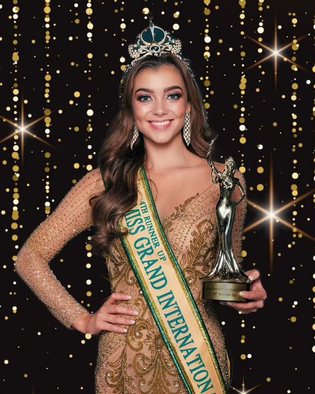 Á hậu 4 Jeané Van Dam về nước sau đăng quang, không tham gia media tour cùng Hoa hậu Thùy Tiên và những Á hậu khác. Á hậu 4 Jeané Van Dam về nước sau đăng quang, không tham gia media tour cùng Hoa hậu Thùy Tiên và những Á hậu khác.