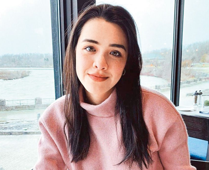 Yasmine Ross thừa hưởng nét đẹp từ người mẹ nổi tiếng. Yasmine Ross thừa hưởng nét đẹp từ người mẹ nổi tiếng.