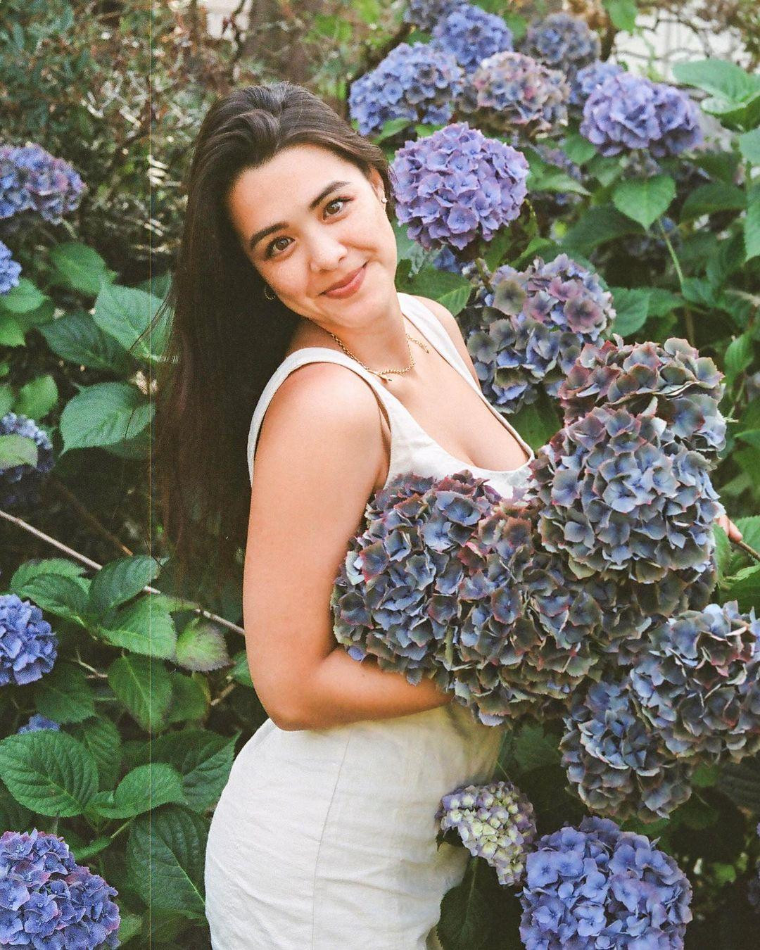 Cô thích ca hát, nhảy múa và đóng phim. Cô thích ca hát, nhảy múa và đóng phim.