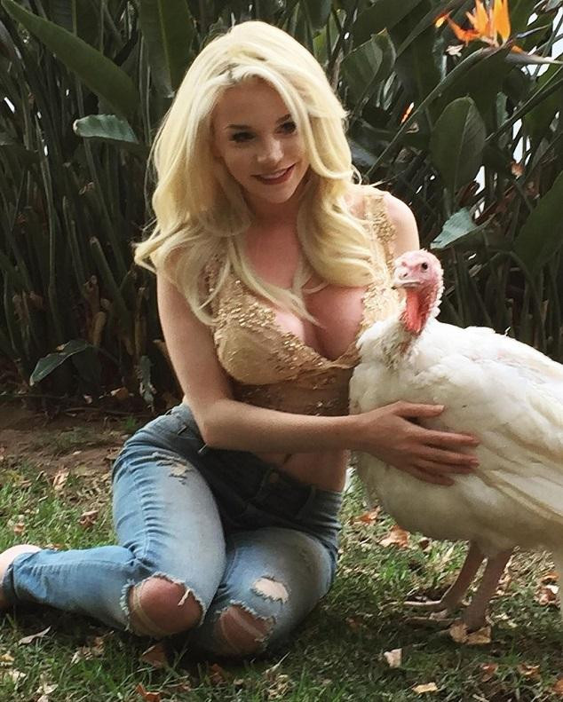 Trong bức ảnh đăng vào cuối tháng 11, Courtney vẫn còn để màu tóc vàng quen thuộc. Courtney Stodden sinh năm 1994, là nhân vật truyền thông, người mẫu, ca sĩ, nhạc sĩ người Mỹ và người phát ngôn quốc gia Tổ chức Bảo vệ Quyền lợi Động vật (People for the Ethical Treatment of Animals).