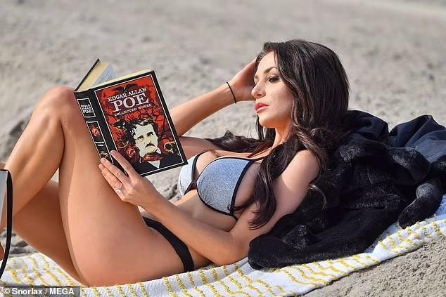 Courtney trông khác lạ khi nhuộm tóc nâu, không để màu tóc vàng quen thuộc như nhiều năm qua.