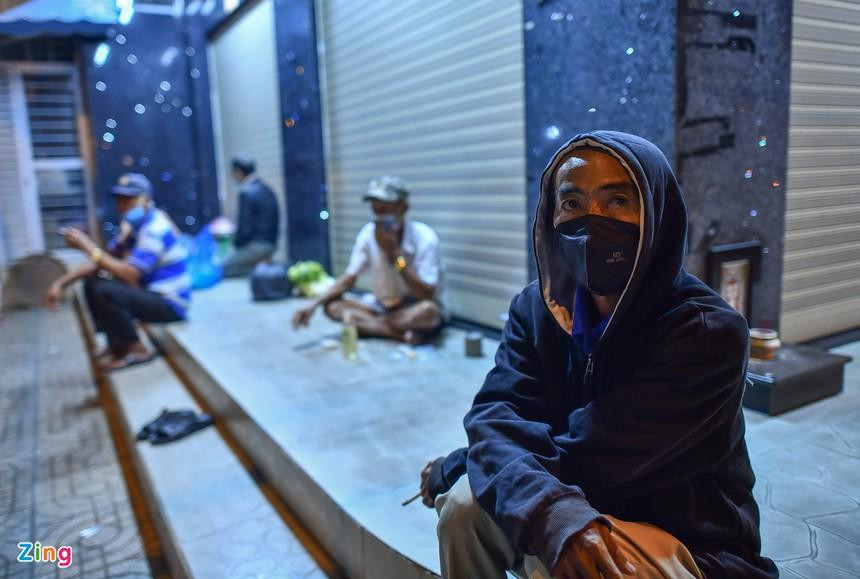 "Sáng hôm qua trời bắt đầu lạnh, hôm nay vẫn như vậy. Tôi đến đây đón khách sớm và không quên mang theo áo ấm", ông Hà nói. "Sáng hôm qua trời bắt đầu lạnh, hôm nay vẫn như vậy. Tôi đến đây đón khách sớm và không quên mang theo áo ấm", ông Hà nói.