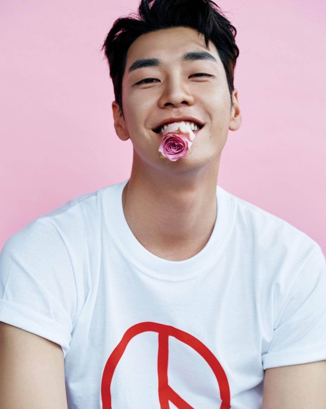 Kim Young Kwang có 20.421 phiếu bầu, đứng ở vị trí thứ 6. Xuất thân người mẫu, Kim Young Kwang “lấn sân” vào năm 2006 (19 tuổi) và đạt được thành công nhất định. Những tác phẩm anh tham gia có thể kể đến “Good Doctor”, “Pinocchio”, “Ngày em đẹp nhất”…