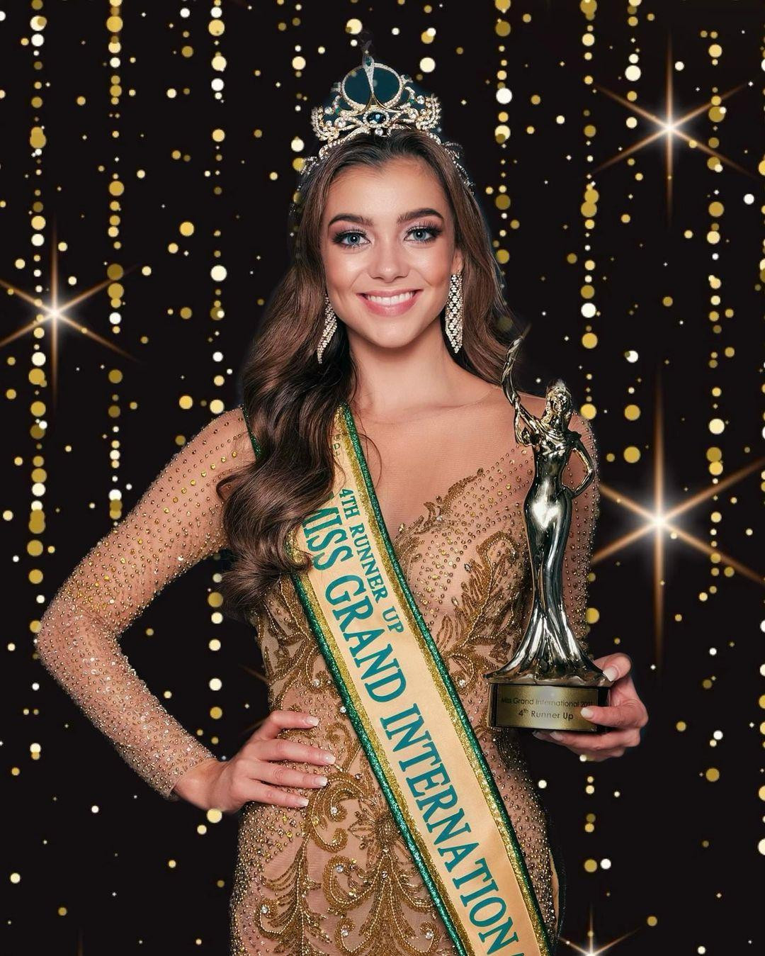 Á hậu 4 Jeané Van Dam giải thích lý do vội vã về nước là do nhân viên trong ê kíp cuộc thi Hoa hậu Hòa bình Quốc tế bảo về. Á hậu 4 Jeané Van Dam giải thích lý do vội vã về nước là do nhân viên trong ê kíp cuộc thi Hoa hậu Hòa bình Quốc tế bảo về.