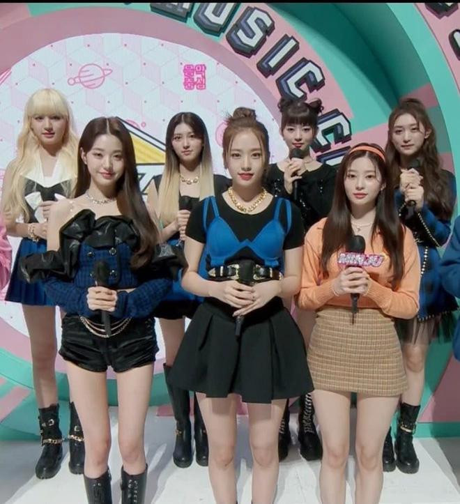 Trưởng nhóm Ahn Yujin bị "soi" trang phục biểu diễn trên sân khấu “Show! Music Core”.