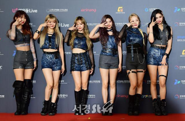 EVERGLOW cũng có kiểu chào tương tự.