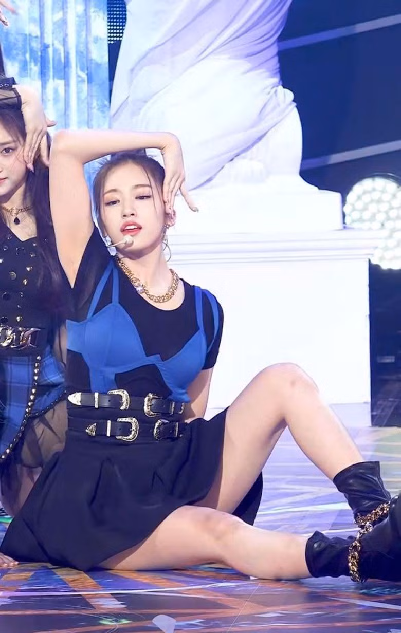 Dân mạng không tiếc lời chỉ trích stylist của Yujin. Dân mạng không tiếc lời chỉ trích stylist của Yujin.