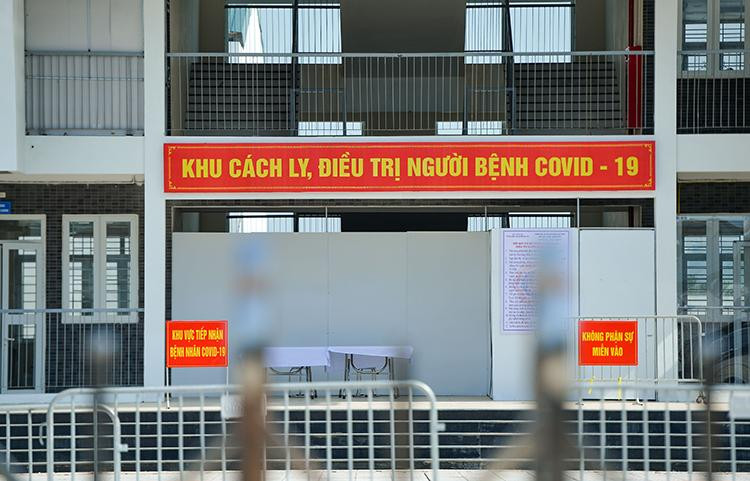 Hai lớp rào cứng được dựng lên ngăn cách với bên ngoài. Ngoài cổng, cảnh sát trực 24/24 giờ. Hai lớp rào cứng được dựng lên ngăn cách với bên ngoài. Ngoài cổng, cảnh sát trực 24/24 giờ.