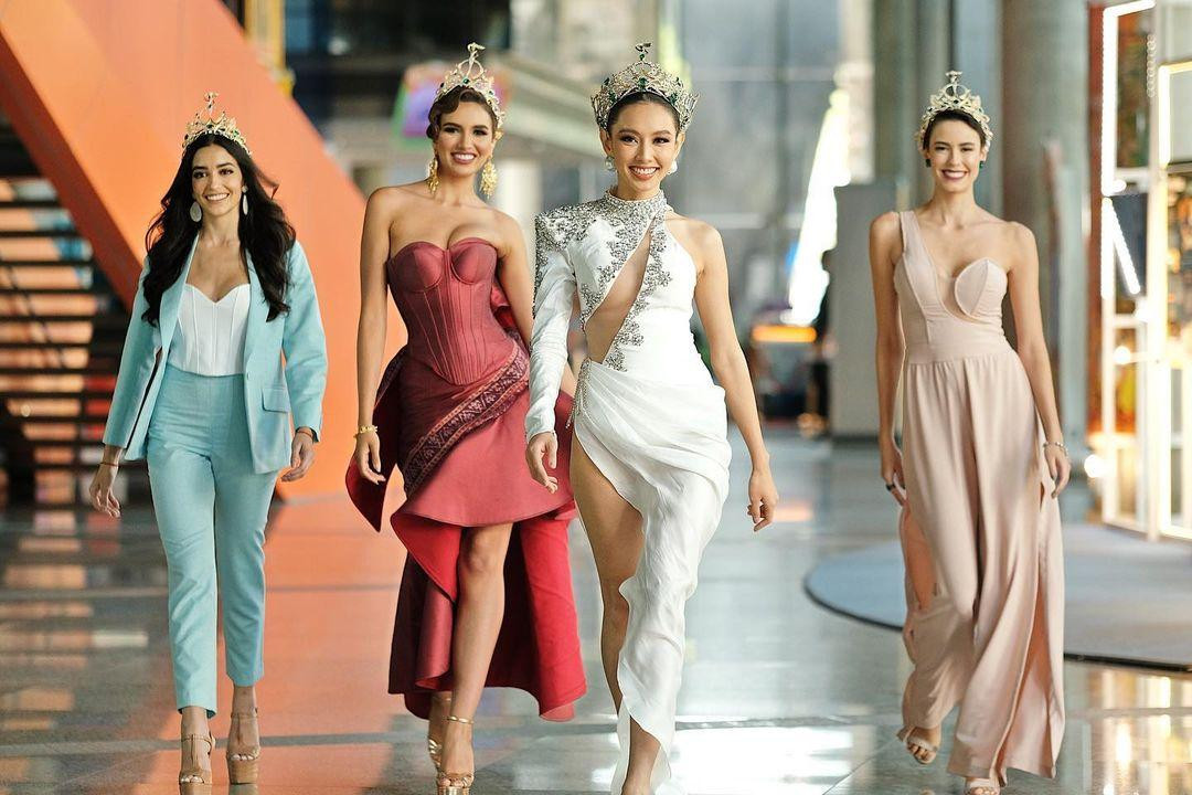 Phó Chủ tịch Hoa hậu Hòa bình Quốc tế khẳng định, Á hậu 1, 2 và 3 tham dự hoạt động truyền thông vì tình cờ vẫn ở lại Bangkok, chứ không phải do ban tổ chức sắp xếp. Phó Chủ tịch Hoa hậu Hòa bình Quốc tế khẳng định, Á hậu 1, 2 và 3 tham dự hoạt động truyền thông vì tình cờ vẫn ở lại Bangkok, chứ không phải do ban tổ chức sắp xếp.