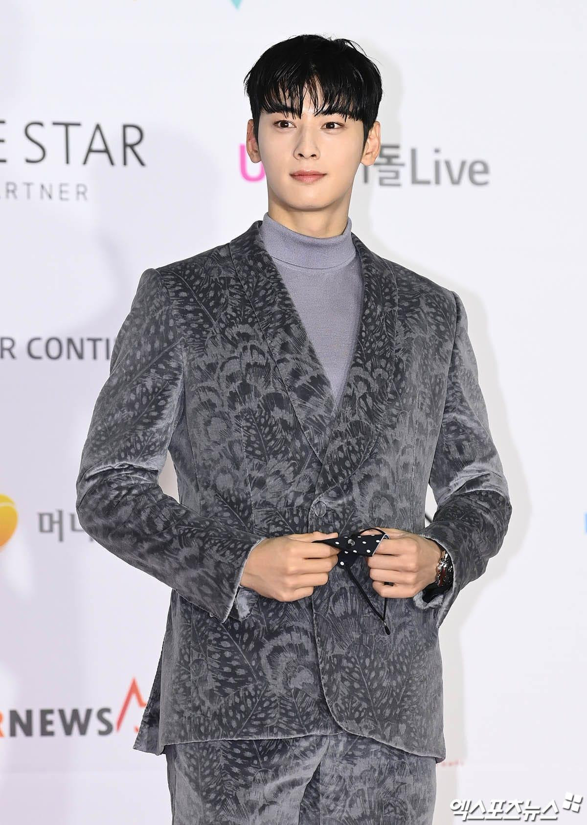 &quot;Thiên tài gương mặt&quot; Cha Eun Woo như thường lệ là &quot;điểm sáng&quot; trên thảm đỏ.