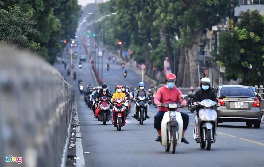 7h30 trời vẫn khá lạnh, người đi xe máy trên đường phố mặc ấm, di chuyển khá chậm. 7h30 trời vẫn khá lạnh, người đi xe máy trên đường phố mặc ấm, di chuyển khá chậm.