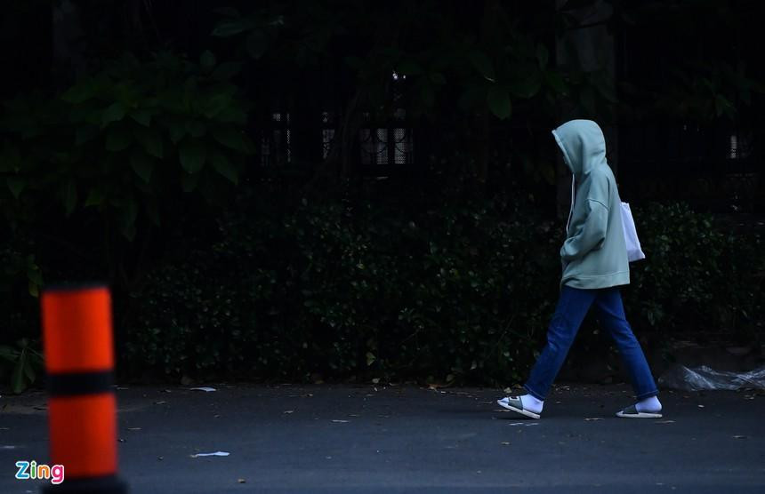 Một bạn trẻ trùm kín áo trên đường 3 Tháng 2 lúc 6h30. Một bạn trẻ trùm kín áo trên đường 3 Tháng 2 lúc 6h30.