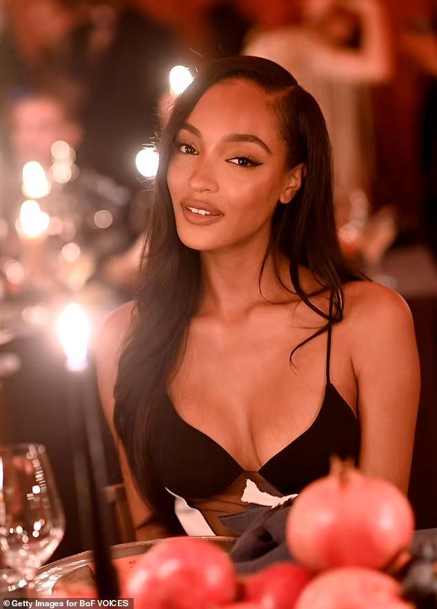 Bỏ qua sự cố về trang phục, Jourdan thực sự là "ngôi sao sáng nhất" của dạ tiệc thời trang. Bỏ qua sự cố về trang phục, Jourdan thực sự là "ngôi sao sáng nhất" của dạ tiệc thời trang.