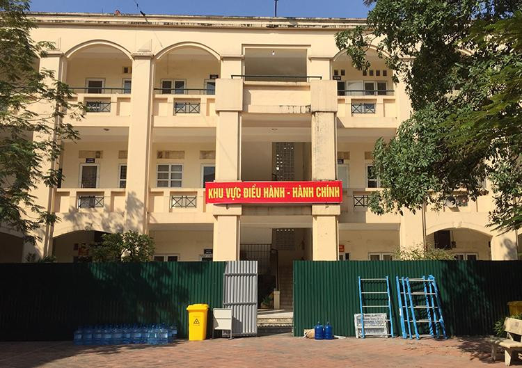 Toàn bộ khu cách ly, điều trị được quây hàng rào tôn ngăn cách với các khu khác. Toàn bộ khu cách ly, điều trị được quây hàng rào tôn ngăn cách với các khu khác.