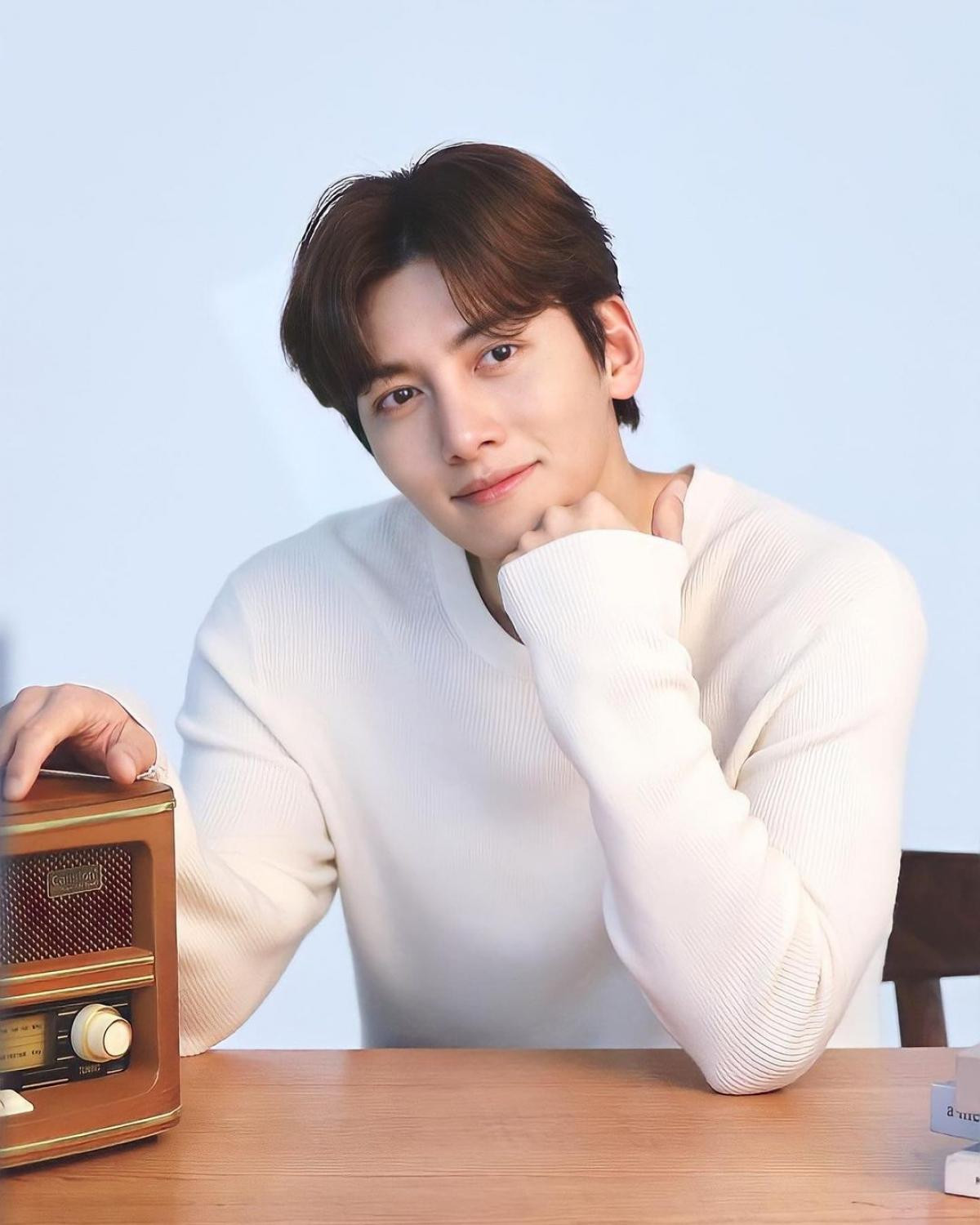 Ji Chang Wook “chốt” top 10 với 9.255 phiếu bầu. Anh bắt đầu diễn xuất vào năm 2006 khi mới 19 tuổi. Các tác phẩm nổi tiếng nhất của anh là “Healer”, “Mật danh K2”, “Hoàng hậu Ki”, “Đối tác đáng ngờ”…