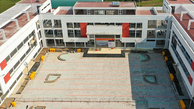 Cơ sở này tận dụng tối đa các cơ sở vật chất sẵn có của trường học mới xây. Bên trong, mỗi phòng được bố trí 8 giường bệnh. Cơ sở này tận dụng tối đa các cơ sở vật chất sẵn có của trường học mới xây. Bên trong, mỗi phòng được bố trí 8 giường bệnh.