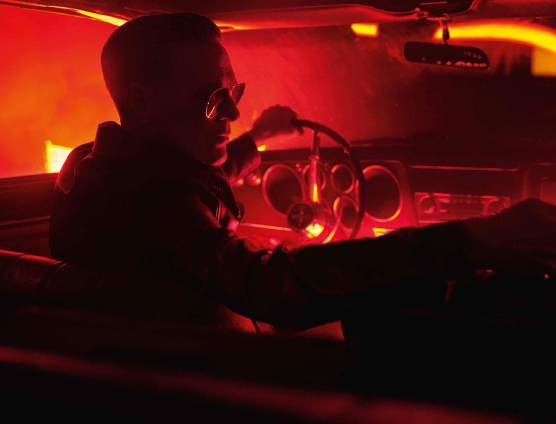 Bryan Adams vừa là nhiếp ảnh gia vừa là người mẫu ảnh lịch.