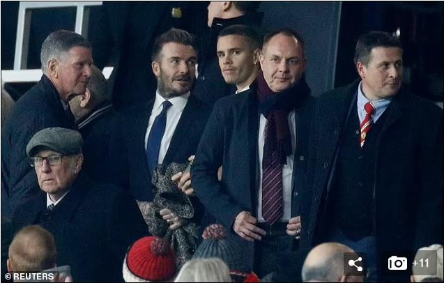 Họ ngồi lẫn giữa những người hâm mộ bóng đá nhưng vẫn dễ dàng thu hút ống kính paparazzi.