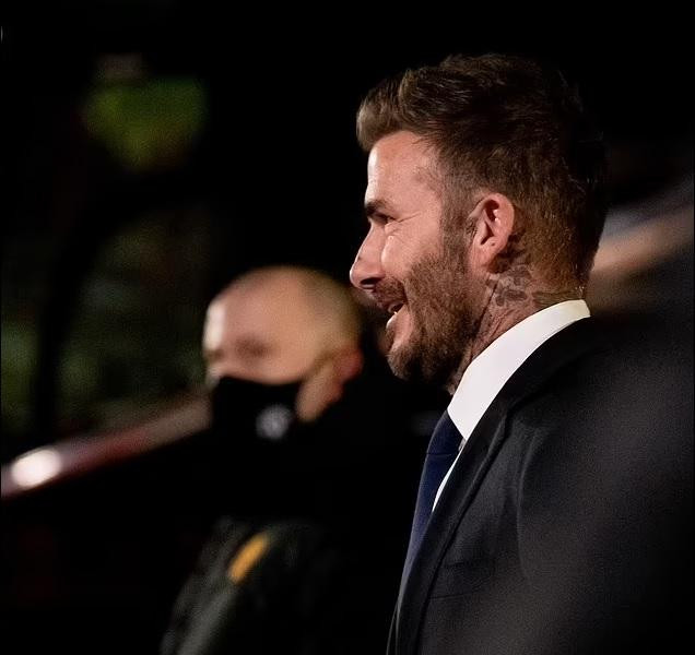 Dù bị vết thương ảnh hưởng đôi chút, Beckham vẫn quyến rũ, nam tính ngời ngời ở tuổi 46.