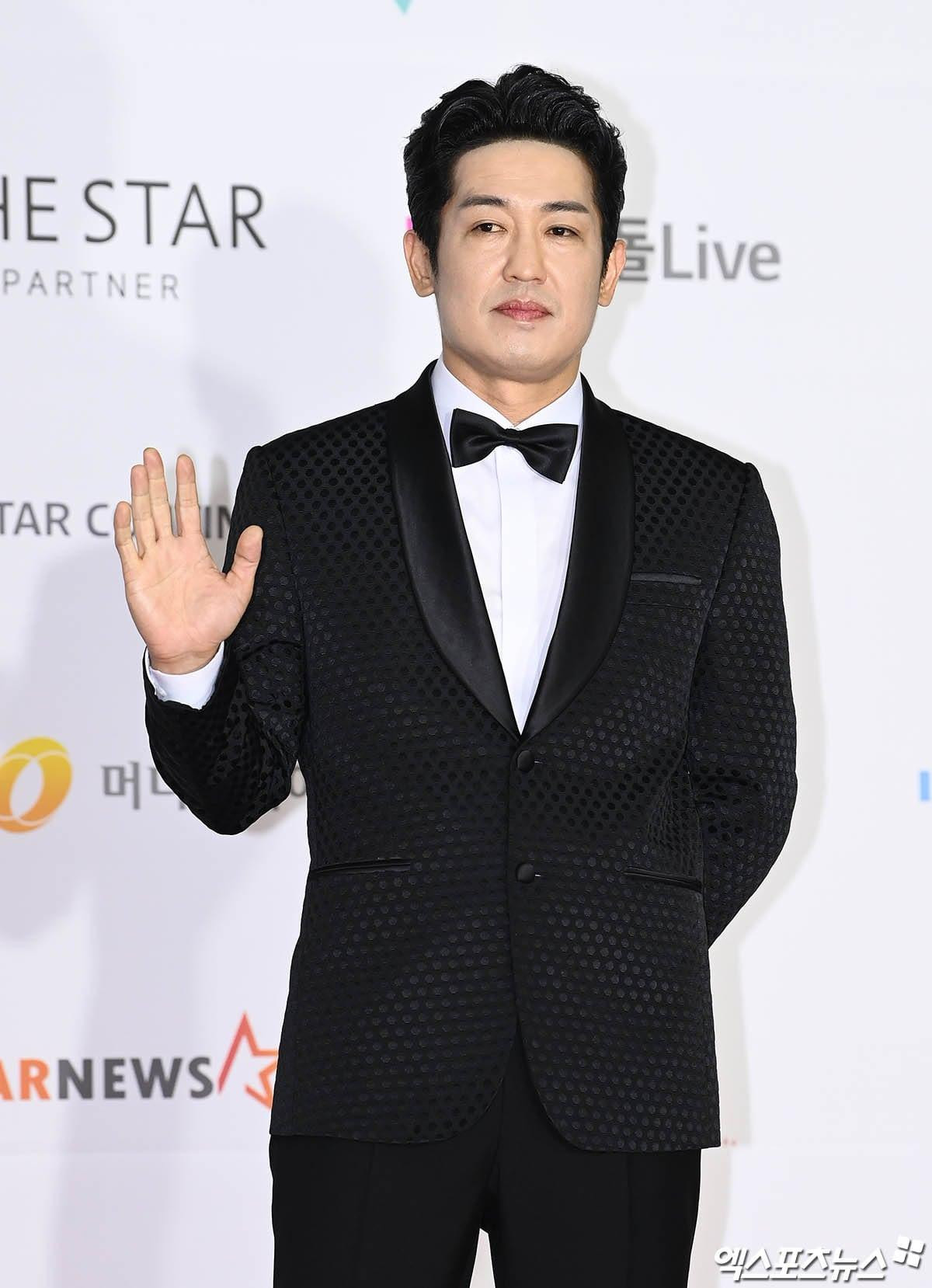 Tay côn đồ của &quot;Squid Game&quot; Heo Sung Tae cũng &quot;lột xác&quot; thành quý ông lịch lãm.