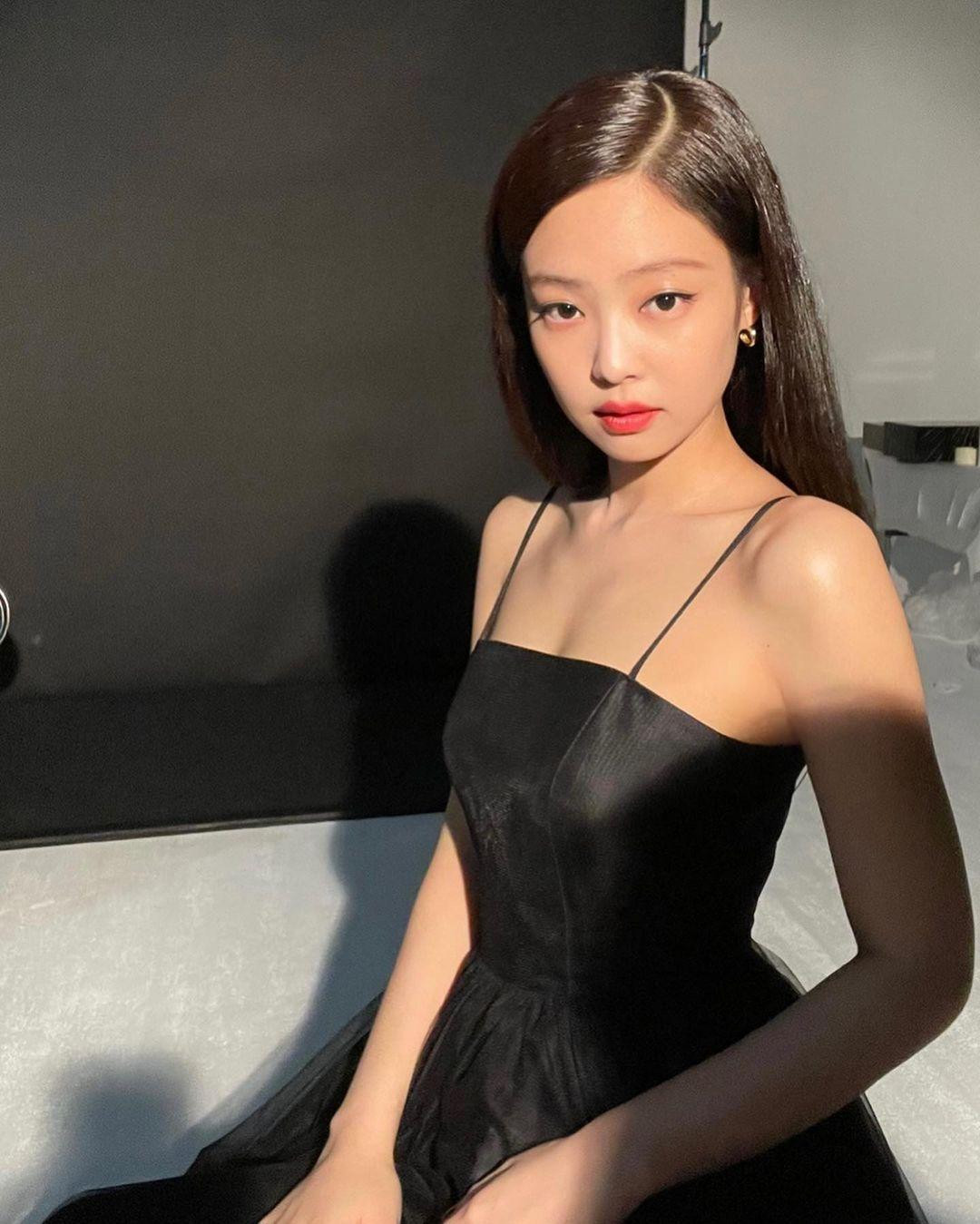 Jennie &quot;nằm không dính đạn&quot; trong sự cố nhầm lẫn của V.