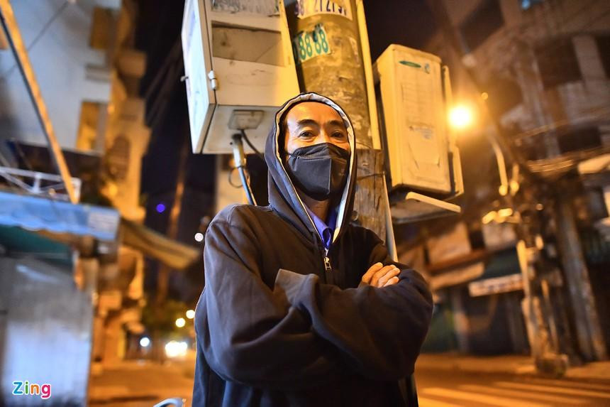 5h tại chợ Thiếc (quận 11) ông Hà hành nghề xe ôm co ro trong chiếc áo khoác mới. 5h tại chợ Thiếc (quận 11) ông Hà hành nghề xe ôm co ro trong chiếc áo khoác mới.