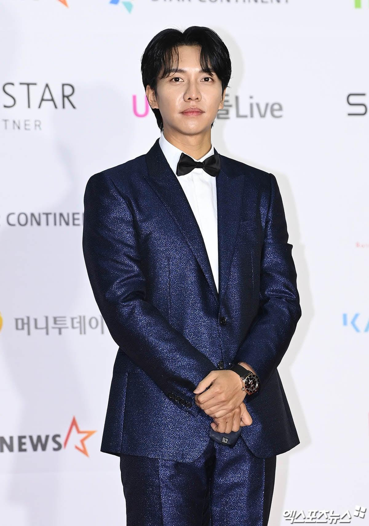 &quot;Con rể quốc dân&quot; Lee Seung Gi trông khá đỏm dáng với vest xanh óng ánh.