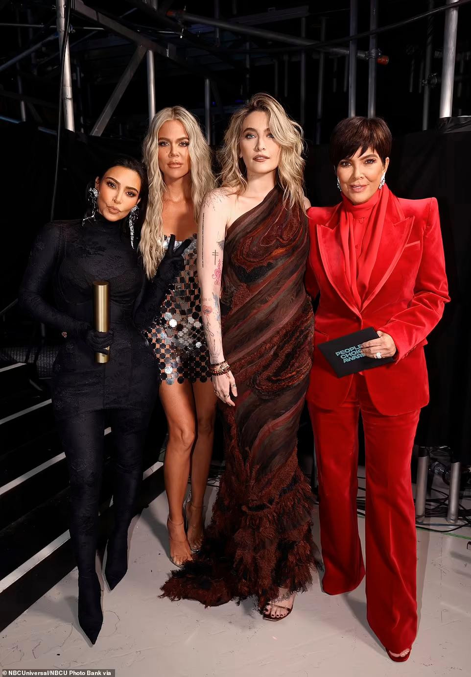 Show &quot;Keeping Up With the Kardashians&quot; đã kết thúc nhưng cũng mang về cho gia đình Kardashian-Jenner 2 giải thưởng: &quot;Chương trình truyền hình thực tế của năm&quot; và &quot;Ngôi sao truyền hình thực tế của năm&quot;.