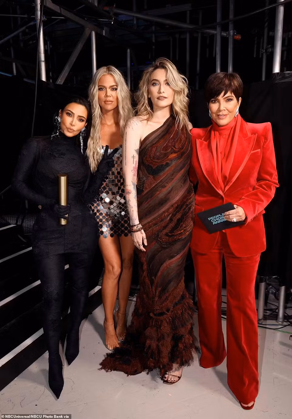 Show "Keeping Up With the Kardashians" đã kết thúc nhưng cũng mang về cho gia đình Kardashian-Jenner 2 giải thưởng: "Chương trình truyền hình thực tế của năm" và "Ngôi sao truyền hình thực tế của năm". Show "Keeping Up With the Kardashians" đã kết thúc nhưng cũng mang về cho gia đình Kardashian-Jenner 2 giải thưởng: "Chương trình truyền hình thực tế của năm" và "Ngôi sao truyền hình thực tế của năm".