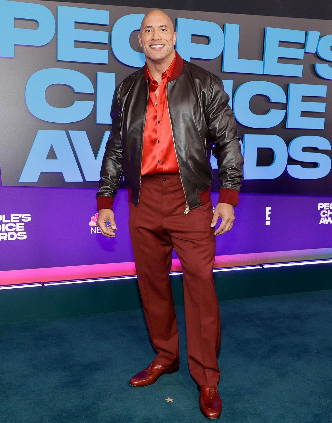 Dwayne &quot;The Rock&quot; Johnson bảnh bao với sắc đỏ. Trong People&apos;s Choice Awards 2021, anh &quot;thắng đậm&quot; với 3 giải thưởng quan trọng.