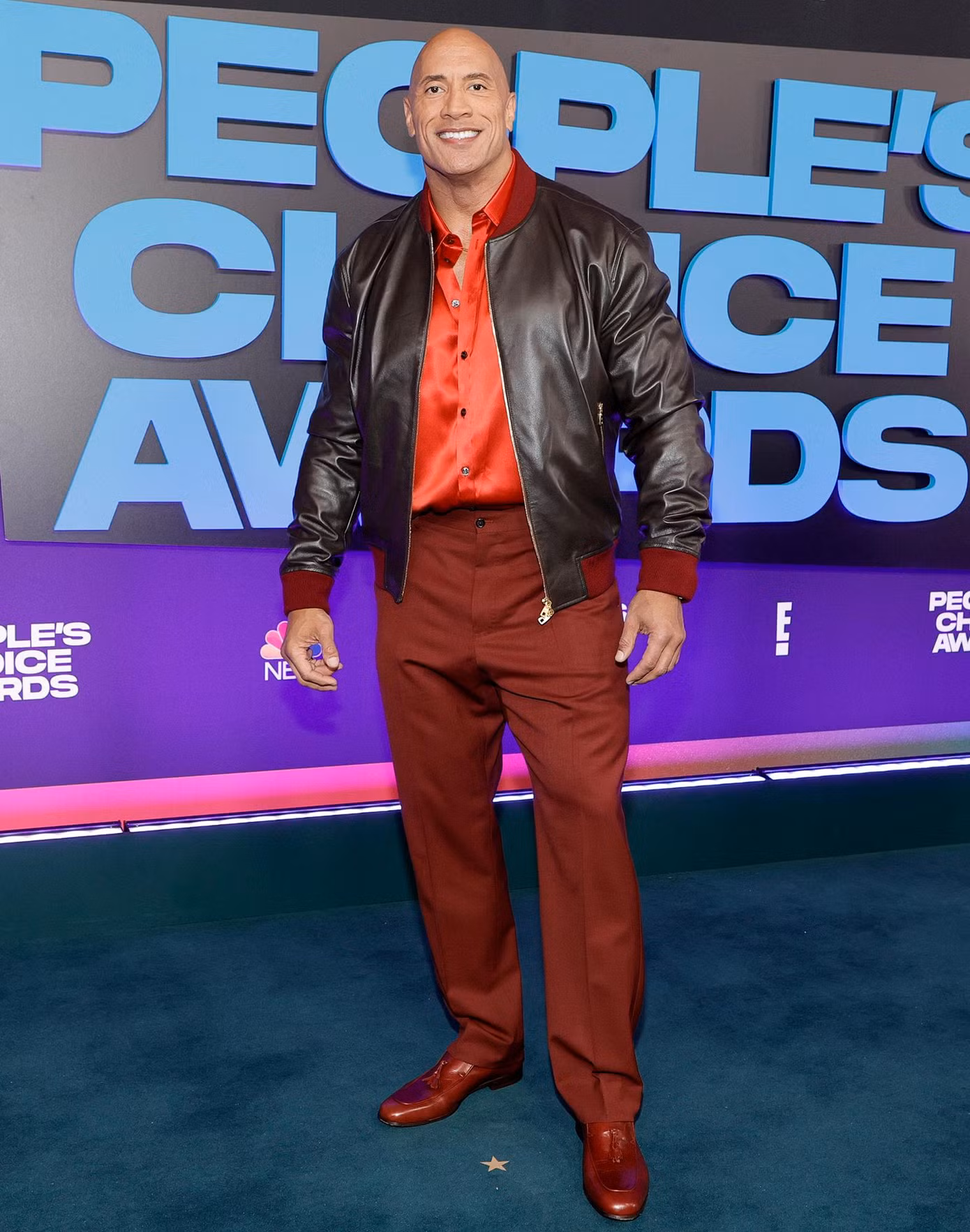 Dwayne "The Rock" Johnson bảnh bao với sắc đỏ. Trong People's Choice Awards 2021, anh "thắng đậm" với 3 giải thưởng quan trọng. Dwayne "The Rock" Johnson bảnh bao với sắc đỏ. Trong People's Choice Awards 2021, anh "thắng đậm" với 3 giải thưởng quan trọng.