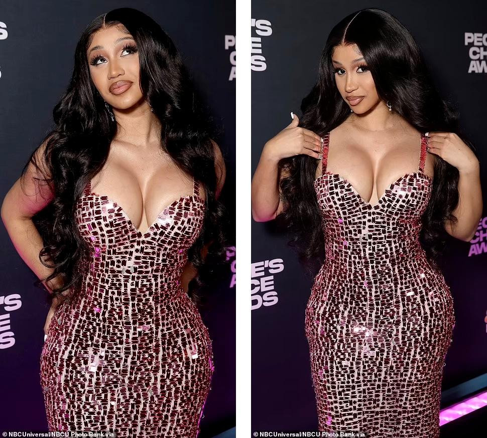 Cardi B ngày càng gợi cảm.