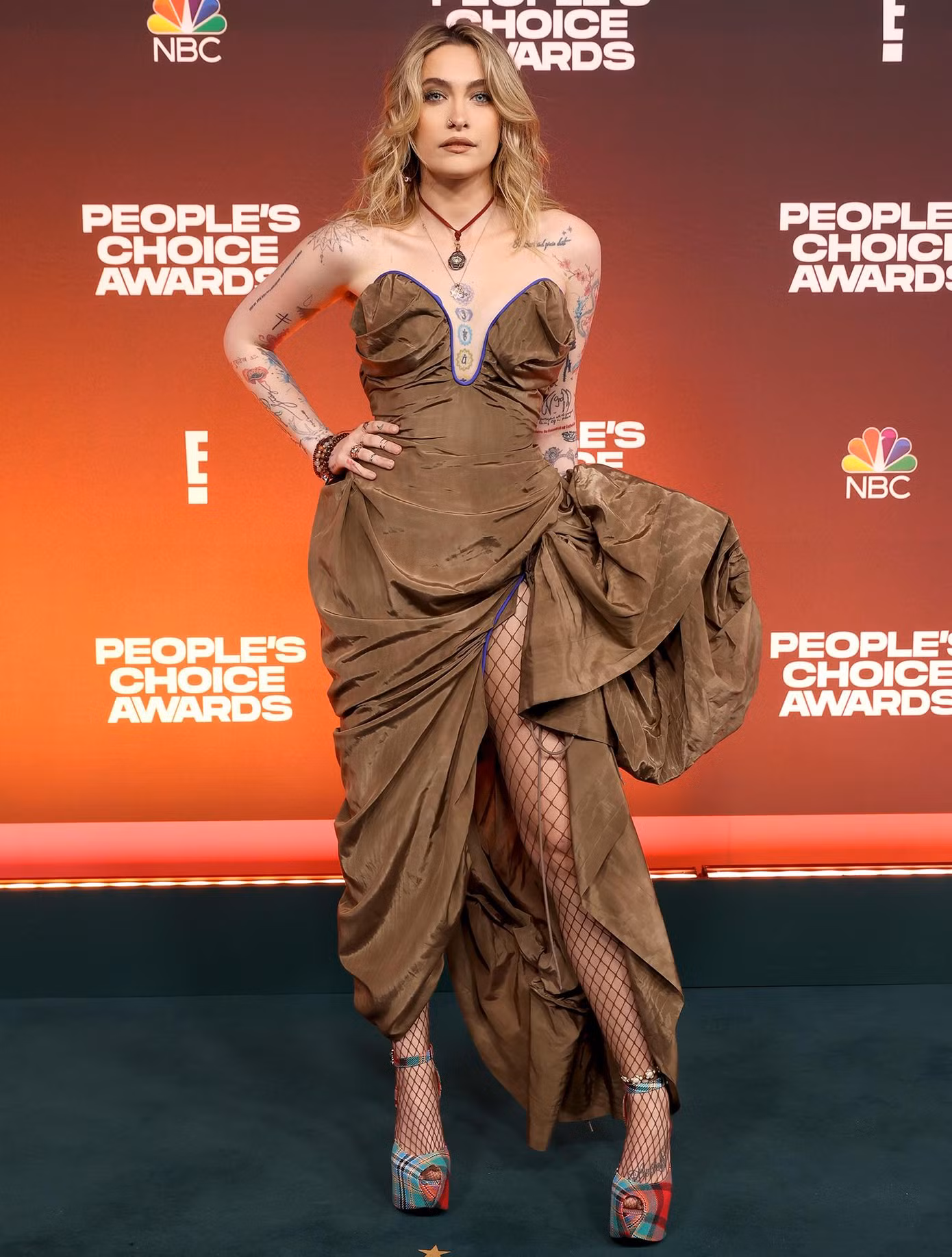 Paris Jackson khoe loạt hình xăm cá tính trong bộ cánh gợi cảm. Paris Jackson khoe loạt hình xăm cá tính trong bộ cánh gợi cảm.