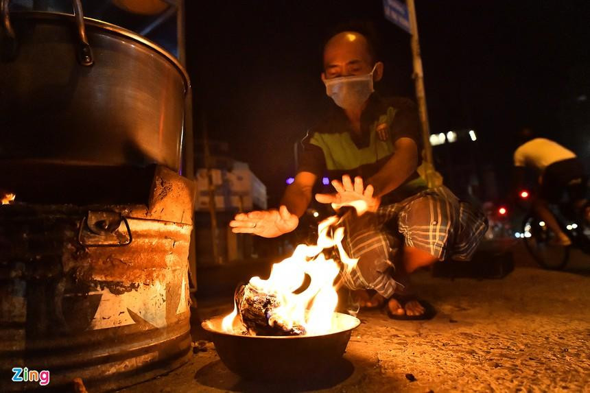 Ông Văn (52 tuổi), ngụ đường Phó Cơ Điều, phường 6, quận 11 (TP.HCM), đốt lửa sưởi ấm lúc 4h ngày 5/12. Khoảng 20 phút sau, ông chuẩn bị bày hàng quán bán cơm. "Tôi thấy sáng sớm hôm nay lạnh hơn hôm qua", ông nói. Ông Văn (52 tuổi), ngụ đường Phó Cơ Điều, phường 6, quận 11 (TP.HCM), đốt lửa sưởi ấm lúc 4h ngày 5/12. Khoảng 20 phút sau, ông chuẩn bị bày hàng quán bán cơm. "Tôi thấy sáng sớm hôm nay lạnh hơn hôm qua", ông nói.